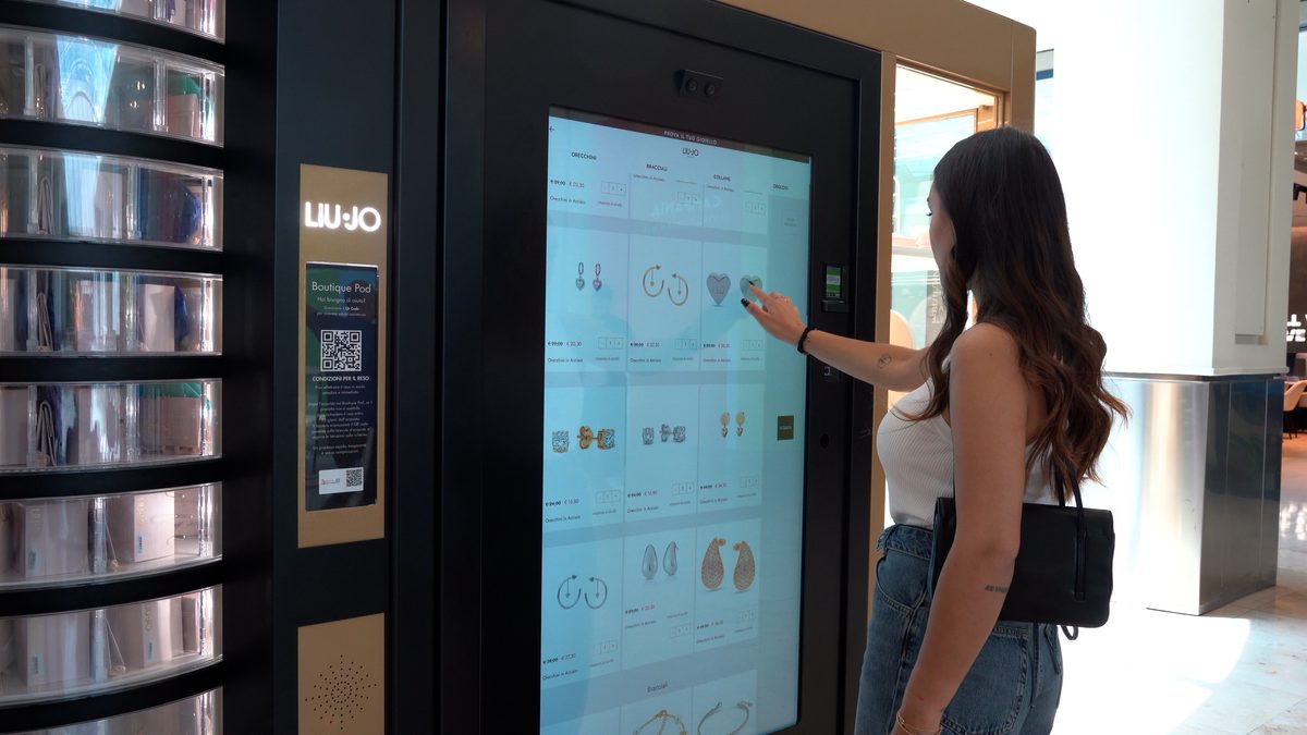 Cliente sfoglia il catalogo prodotti sul touch screen del Boutique Pod
