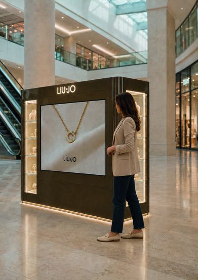 Cliente davanti al compartimento resi del Boutique Pod