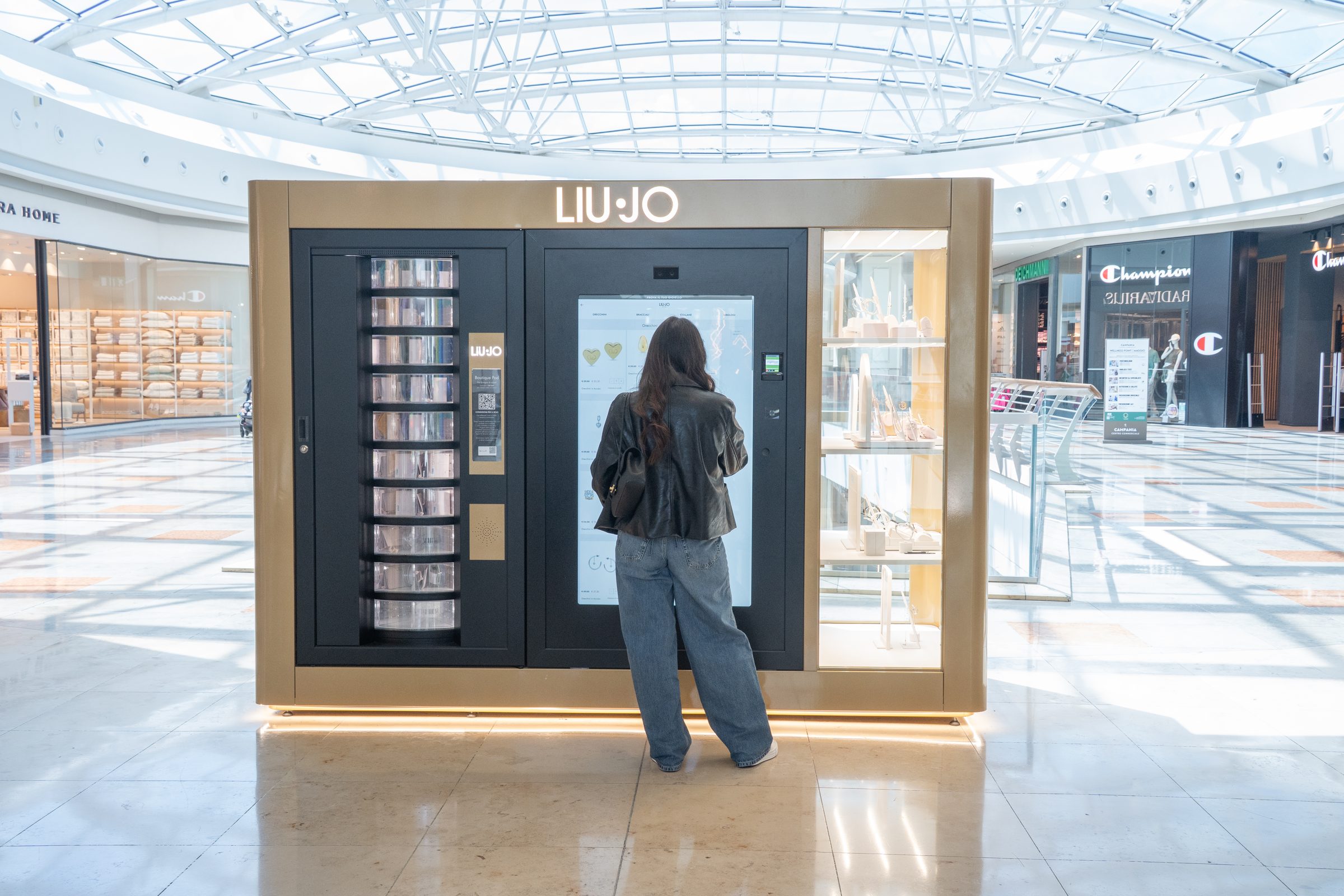 Cliente davanti al touch screen del Boutique Pod LIU JO in un centro commerciale