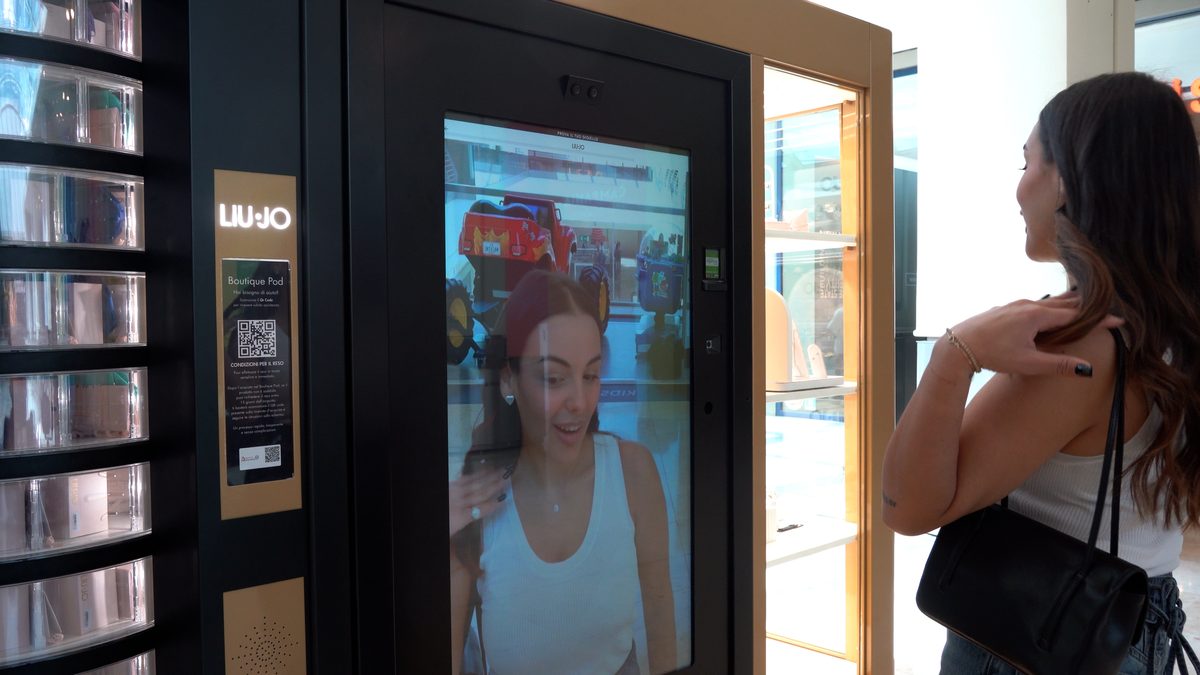 Cliente davanti allo schermo del Boutique Pod vede se stessa con i gioielli grazie al Virtual Try-On