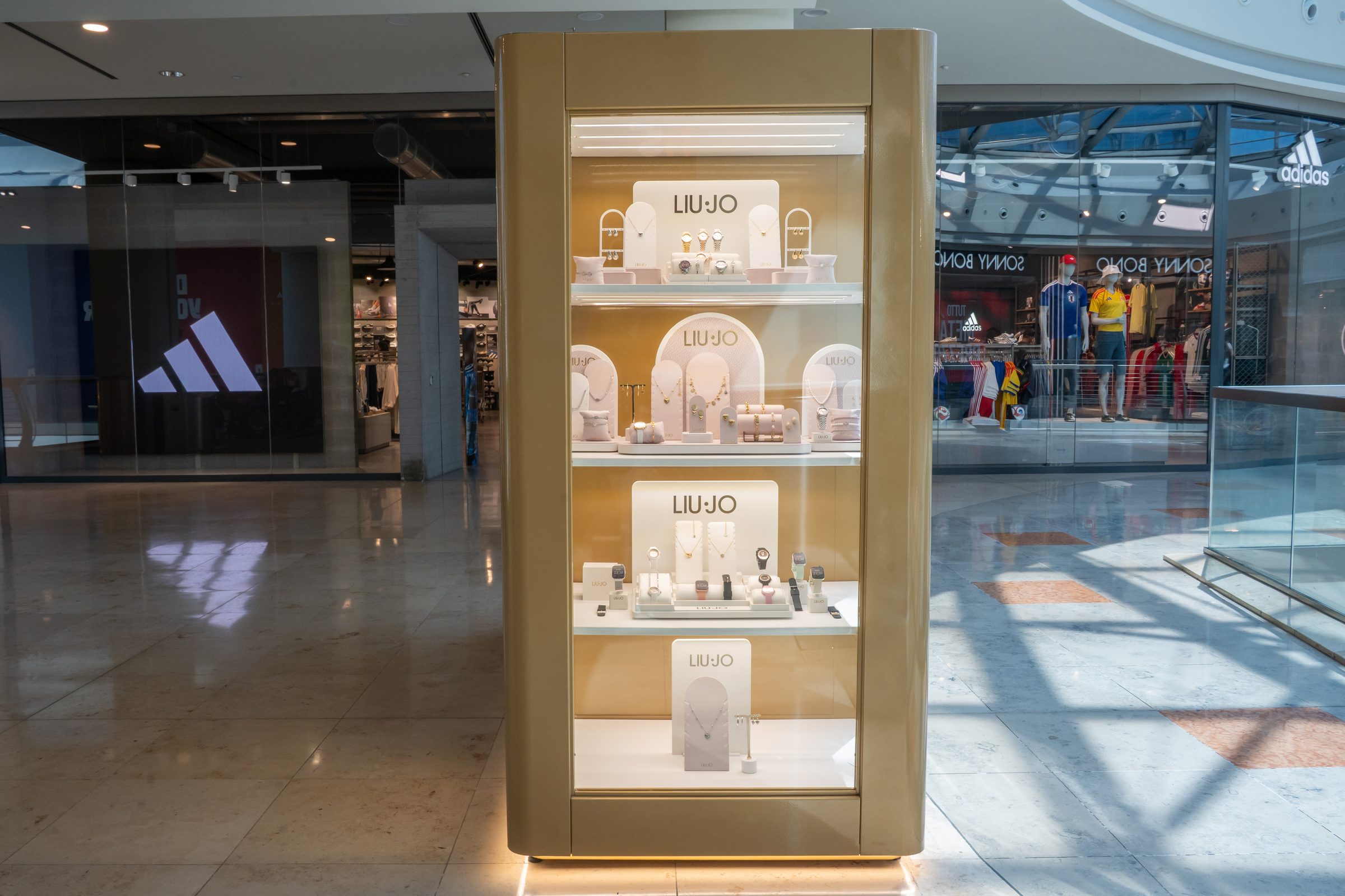 Vetrina gioielli LIU JO sul lato del Boutique Pod
